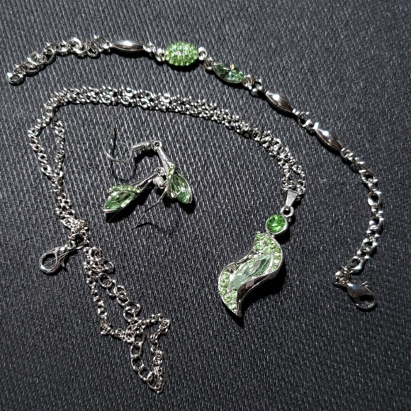 Earing, Necklace, Bracelet Set - Picture 5 of 6